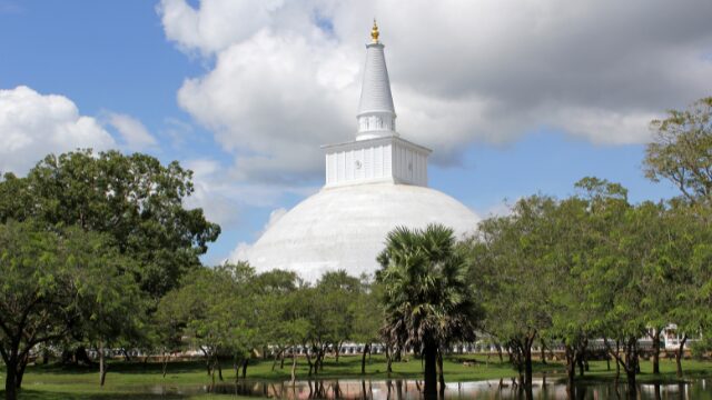 The majestic Ruwanwelisaya Stupa in Anuradhapura, one of Sri Lanka’s most sacred and awe-inspiring Buddhist monuments — a timeless symbol of devotion, history, and architectural brilliance that has stood tall for over 2,000 years.