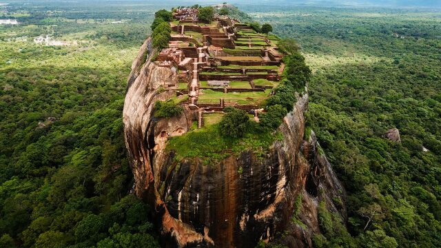 Sigiriya – The Lion Rock Fortress, where history meets awe-inspiring architecture. Perched high above the jungle canopy, this 5th-century citadel is a marvel of ancient engineering and one of Sri Lanka’s most legendary landmarks