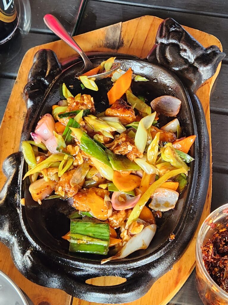 Sizzling chicken with vegetables